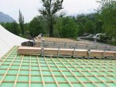 Holzkonstruktion, Unterdach, Konterlattung und Dachlattung werden vorbereitet.